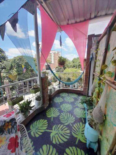 a balcony with a view of a patio with plants at MANOA "Lugar de descanso" HABITACION CON VISTA A LA CIUDAD, FRESCO Y VENTILADO in Ibagué
