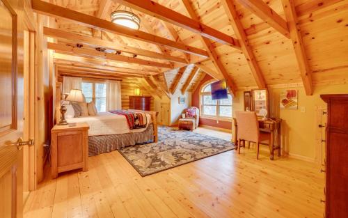 セバービルにあるHillside Hideoutの部屋にベッドと机がある寝室