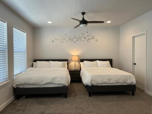 Кровать или кровати в номере Modern Town House, 3-Bedrooms Home private parking