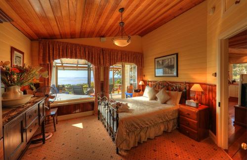Island View Spa Cottage في سميثتون: غرفة نوم مع سرير وحوض استحمام في غرفة