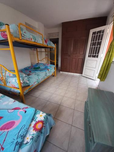a room with two bunk beds and a door at MANOA "Lugar de descanso" HABITACION CON VISTA A LA CIUDAD, FRESCO Y VENTILADO in Ibagué