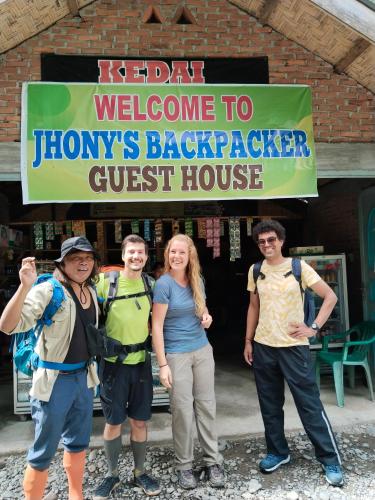 Επισκέπτες που μένουν στο Jhony's Backpacker-Guest House only stay here book treking with us