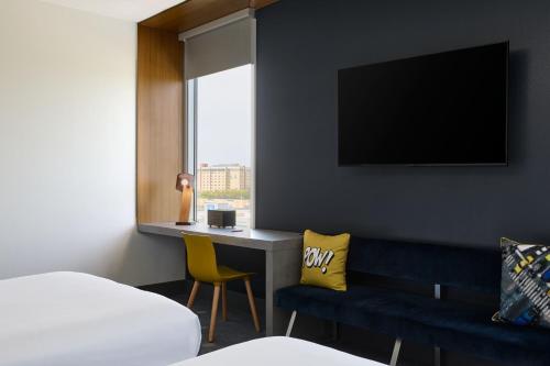 Кровать или кровати в номере Aloft Charleston Airport and Convention Center