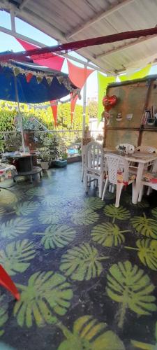 a patio with a table and chairs and an umbrella at MANOA "Lugar de descanso" HABITACION CON VISTA A LA CIUDAD, FRESCO Y VENTILADO in Ibagué