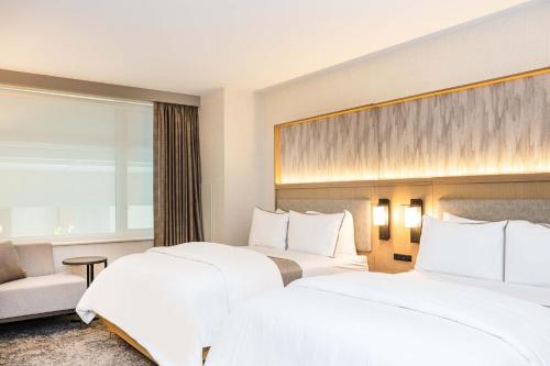 Ένα ή περισσότερα κρεβάτια σε δωμάτιο στο The Westin Chicago Lombard