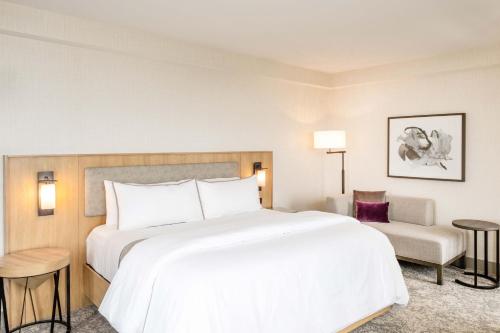 Ένα ή περισσότερα κρεβάτια σε δωμάτιο στο The Westin Chicago Lombard