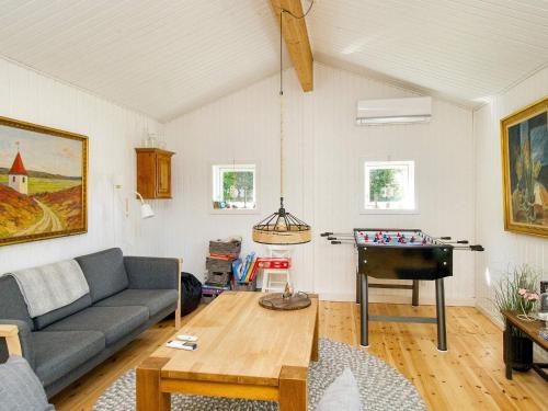 Grevingeにある6 person holiday home in Grevinge-By Traumのソファとテーブルのあるリビングルーム