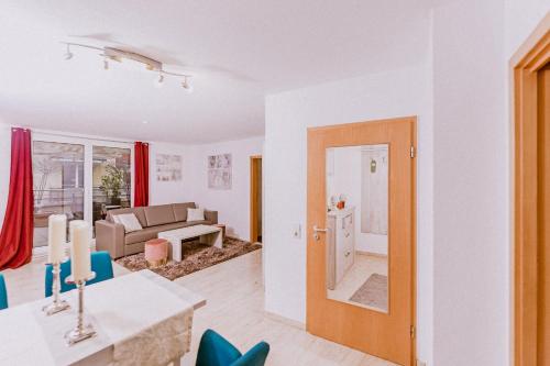 ハイデルベルクにあるStylishes Apartement Poststraße 36のリビングルーム(キッチン付)、リビングルーム(ソファ付)