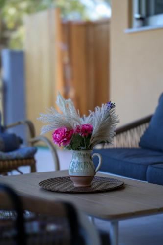 Gallery image of Seafront eclectic peaceful house with garden in Olympiaki Akti