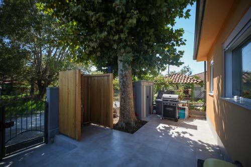 Gallery image of Seafront eclectic peaceful house with garden in Olympiaki Akti