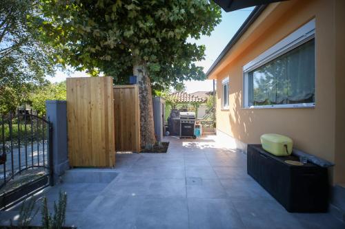 Gallery image of Seafront eclectic peaceful house with garden in Olympiaki Akti