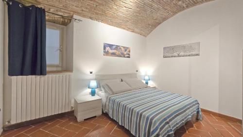 una camera da letto con un letto e una finestra di Adiacente Piazza del Mercato a Spoleto