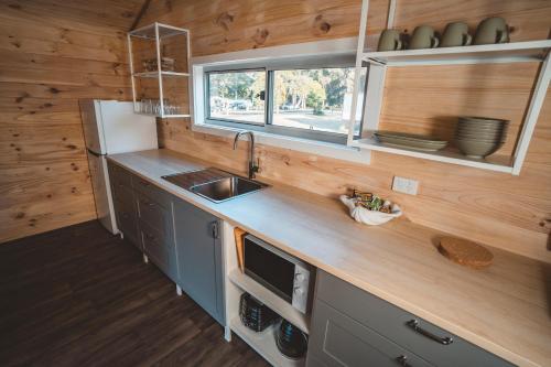 Η κουζίνα ή μικρή κουζίνα στο Tathra Beach Eco Camp