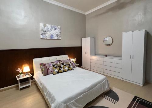 Postel nebo postele na pokoji v ubytování Casa Indah Guest House, Melaka