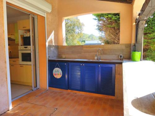 une cuisine avec un évier et une grande fenêtre dans l'établissement 105m2, piscine, 5 min des golfs, proche centre, à Saint-Raphaël
