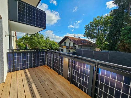 a deck with solar panels on a house at BETTER l industriaI apartment l Heimkino in Altusried