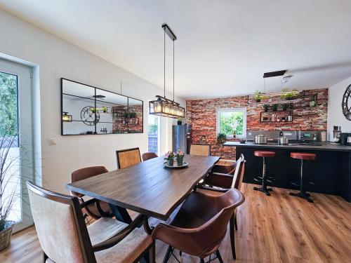 a dining room with a wooden table and chairs at BETTER l industriaI apartment l Heimkino in Altusried