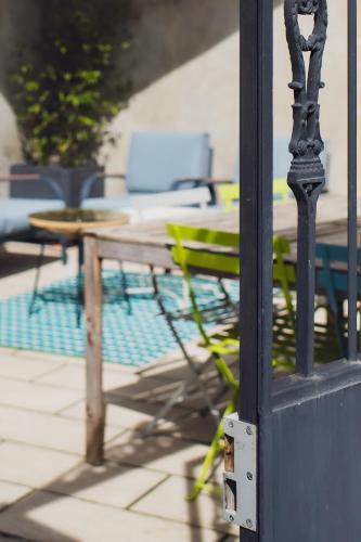 - une porte avec une table et des chaises en face d'une terrasse dans l'établissement 70 Cour La Fontaine, à Châtel-Saint-Germain