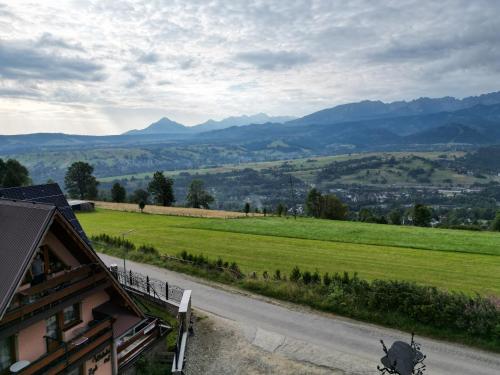 widok na pole i góry z domu w obiekcie Willa Piękne Widoki w Zębie