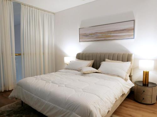 Postel nebo postele na pokoji v ubytování Luxurious Apartment in The Pearl, Qatar