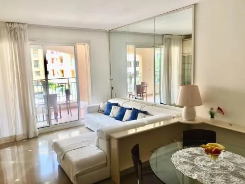 Monaco, elegant & quiet renovated apartment, in Fontvieille district, with terrace & pool, 15min walk to Port Hercule