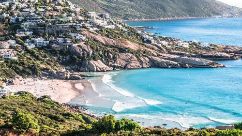 スランディドノにあるBeach side family rest and holidayの丘の上の家々があるビーチの景色