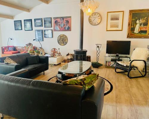 Stunning Island Home with African Asian Vibeにあるテレビまたはエンターテインメントセンター