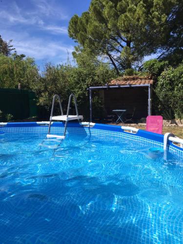 - une piscine avec 2 chaises dans l'eau dans l'établissement Villa Provence proche du Mont Ventoux avec piscine et jardin, à Caromb