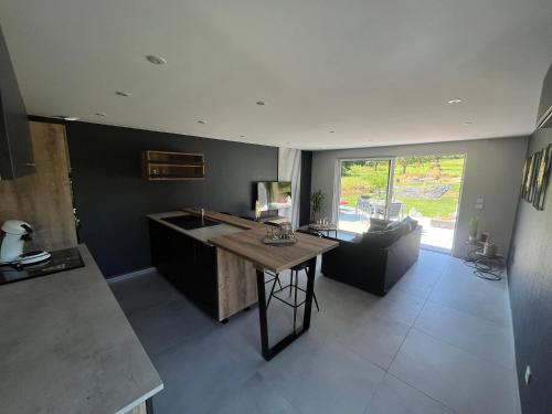 - une cuisine avec un îlot au milieu d'une pièce dans l'établissement Gîte des rossignols proche d Obernai avec jardin 4 adultes, à Bischoffsheim