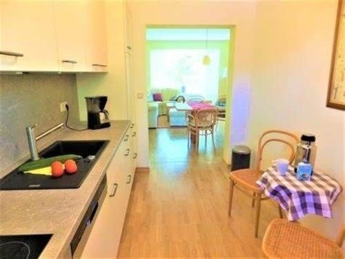 Dapur atau dapur kecil di Reetdach - Ferienwohnung " Spann mol ut " bei Binz