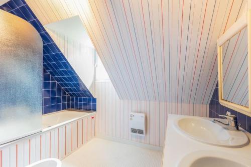 Ένα μπάνιο στο Belle maison chaleureuse à 50m de la mer