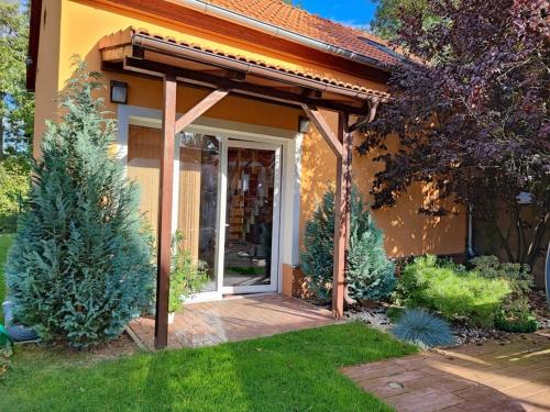 Bright cosy house with parking