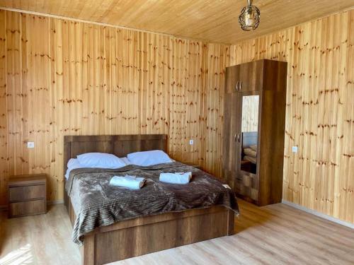 una camera da letto con un letto con due cuscini sopra di JamarJeti Apartments a Kazbegi