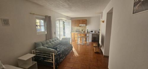 un salon avec un canapé et une cuisine dans l'établissement Teva 83, à Saint-Raphaël