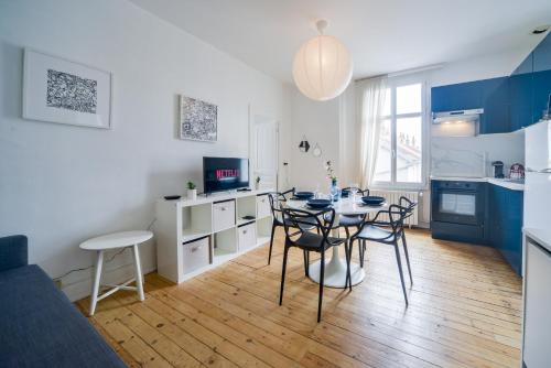 une cuisine et une salle à manger avec une table et des chaises dans l'établissement Le Paradis D'Oé - Hypercentre - Netflix, à Tours