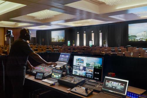 a man standing in front of a table with computers at Atlanta Airport Marriott Gateway in Atlanta