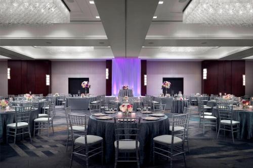 a ballroom with tables and chairs in a room at Atlanta Airport Marriott Gateway in Atlanta