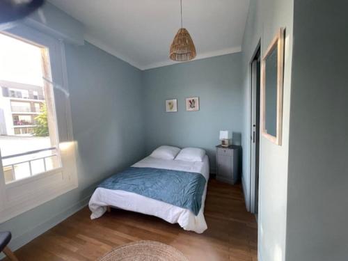 une chambre avec un lit et une fenêtre dans l'établissement Appartement rénové hyper-centre, à Saint-Nazaire