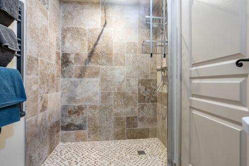 une salle de bain avec une douche avec une porte vitrée dans l'établissement Gite at Le Maine au Cerf, à Ozillac