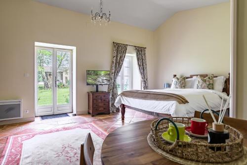 une chambre avec un lit et une table dans une pièce dans l'établissement Gite at Le Maine au Cerf, à Ozillac