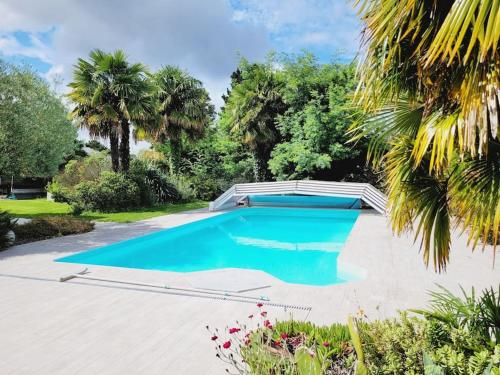 - une piscine dans une cour arborée dans l'établissement La villa des Taillis, 10 pers, à La Chapelle-sur-Erdre