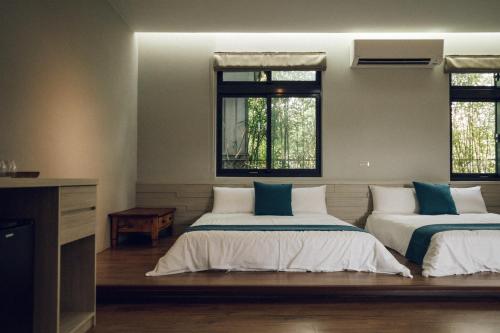 Postel nebo postele na pokoji v ubytování 蘊慢築 茶花藝主題民宿 Yun Man Zhu Homestay