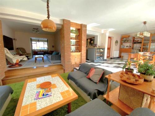 una sala de estar con un sofá y una mesa en Scandi inspired holiday home Brentwood, en Brentwood