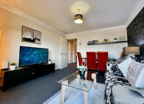 Televisyen dan/atau pusat hiburan di Stylish Modern Flat with Juliet Balcony & Parking