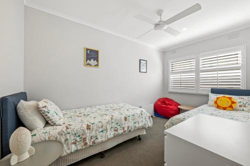 Ένα ή περισσότερα κρεβάτια σε δωμάτιο στο Ocean Retreat by Ready Set Stay - BYO linen and towels
