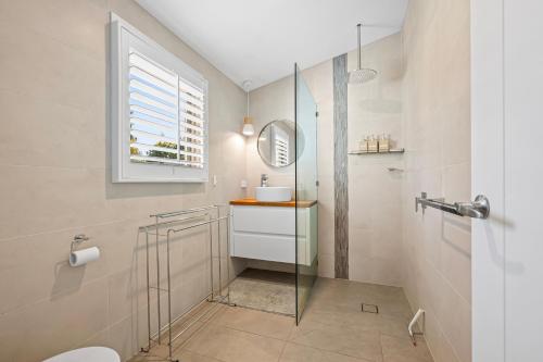 Ένα μπάνιο στο Ocean Retreat by Ready Set Stay - BYO linen and towels