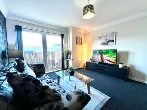 Televisyen dan/atau pusat hiburan di Stylish Modern Flat with Juliet Balcony & Parking