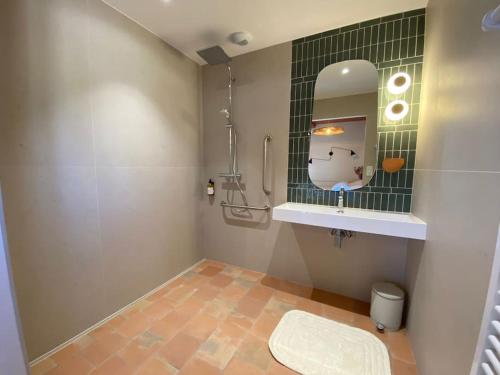 ein Badezimmer mit Waschbecken und Spiegel in der Unterkunft Domaine du Puy Doré in Sainte-Cécile