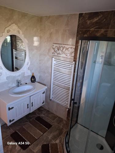 Koupelna v ubytování Cabana iris- dotata cu ciubar si sauna