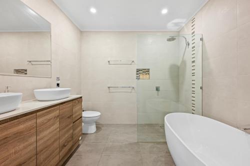 Ένα μπάνιο στο Ocean Retreat by Ready Set Stay - BYO linen and towels